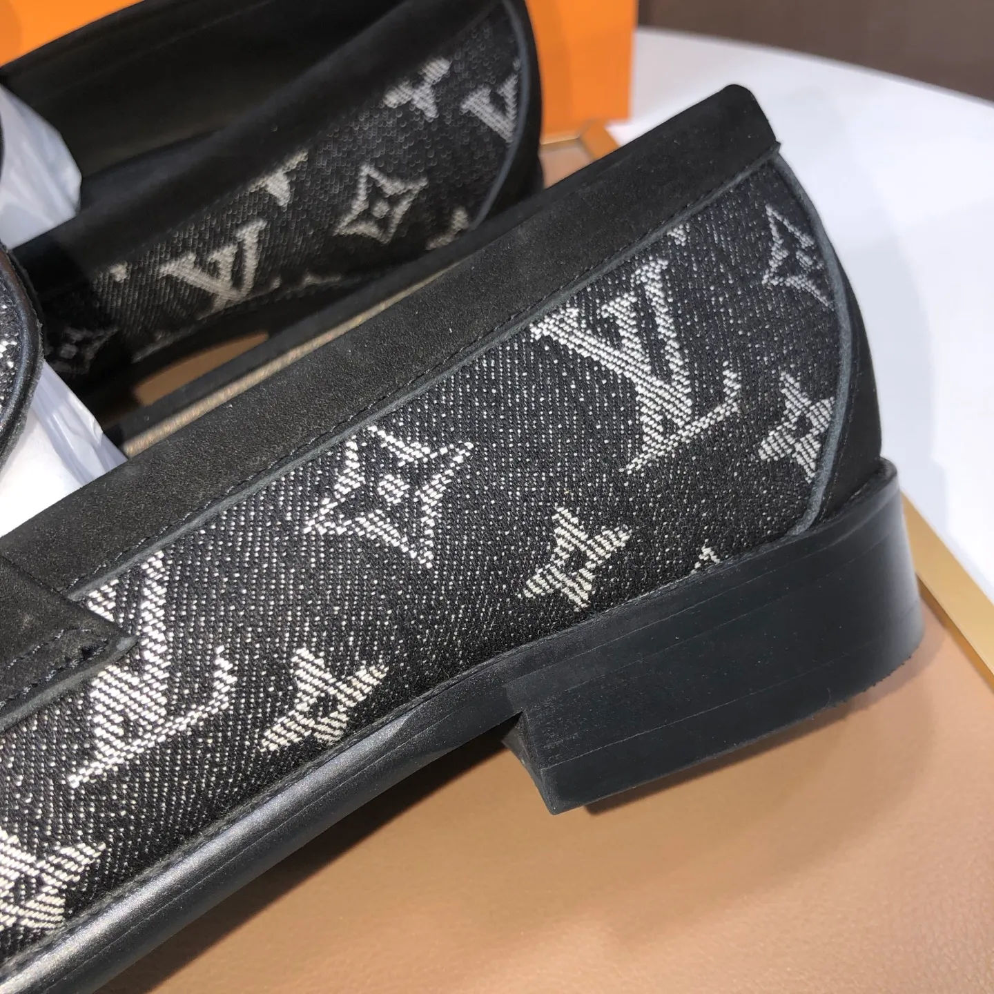 Men's men's shoes💰540💰[LV] (original single cowhide lining)🍀LV's latest genuine leather business suit shoes are available on the official website at the same time. The first-layer cowhide imported from Italy is made of heavy gold, and the official website has a 1:1 rubber outsole. Versatile to wear, high-end without losing class, and the color combination is extraordinary. This four-season style is alluring when worn on your feet, showing off your big-name flair. Standard code 38-45 (45 customized)